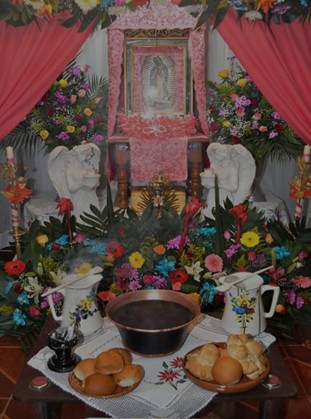 Fig. 2 Altar de la virgen de los barrios de San Juan y Santiago Apóstol con sus “reliquias”, ofrendas bendecidas por la presencia de la virgen. Fotos: P. Jaqueline Cortés, 2018.